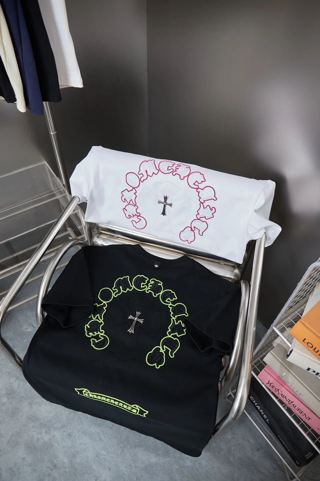 🅿️200 Ch*ome Hearte 25SS Early Spring New Style Embroidered Crow Heart Hardware Short Sleeves Light Luxury Essential Item for Men and Women’s Daily Commuting Correct Version Welcome to Compare Detailed Features · 320g 100% pure cotton double yarn jersey fabric · Custom dyed in the same vat with special bold 32-count double-ply 1X1 thread · Imported Tajima machine hollow embroidery ➕ Tatami embroidered Croix heart letters ➕ Patch embroidered cross · Manual hand-stitched hardware accessories · Double-needle sewing and cross-stitching process · Original main mark, washed tag, branded moisture-proof paper packaging Color: black/white Size: S/M/L/XL